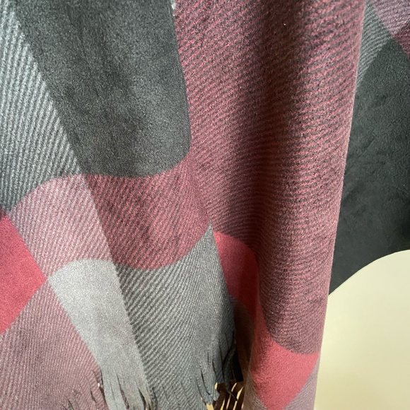 Marina Luna O/S Burgundy Gray Black Fringe Poncho Cape. One Size - Picture 11 of 13